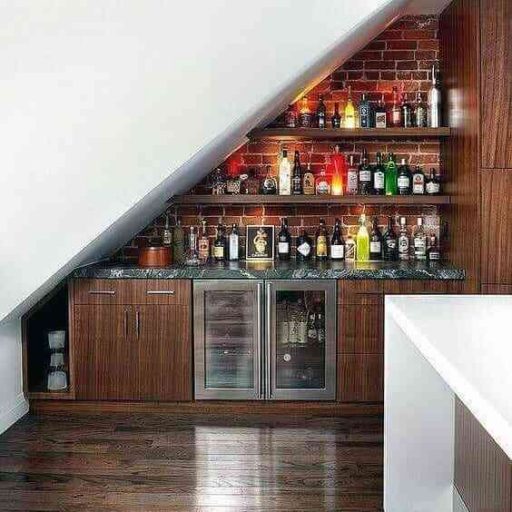 Quầy bar mini ở gầm cầu thang