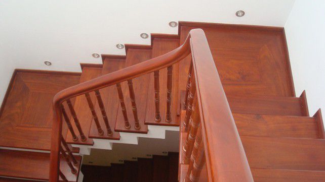 Cầu thang gỗ gõ đỏ