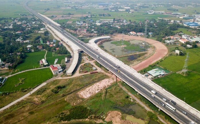 Cao tốc Bến Lức Nhơn Trạch được xây dựng nhằm giảm áp lực giao thông trên tuyến đường quốc lộ 1A và quốc lộ 51